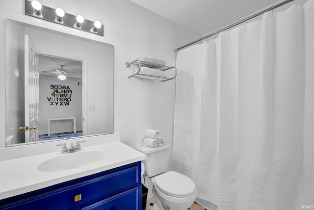full bath featuring toilet, ceiling fan, a shower with shower curtain, and vanity