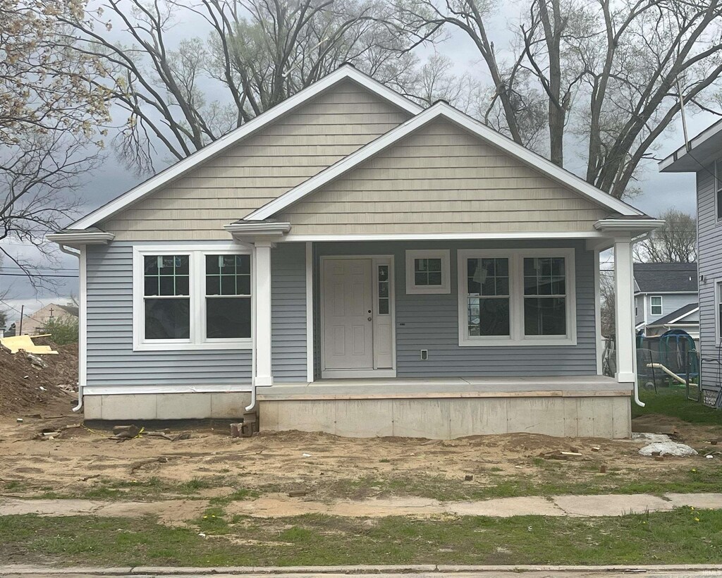 bungalow-style house with covered porch