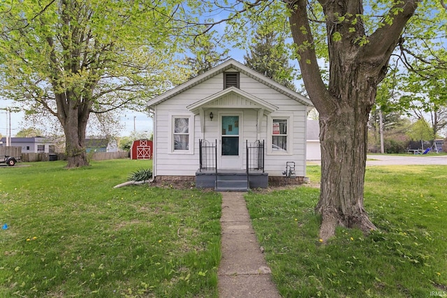 view of front of home featuring a front yard