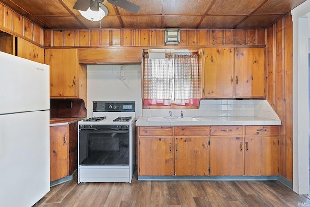 kitchen featuring wood ceiling, a ceiling fan, wood finished floors, a sink, and white appliances