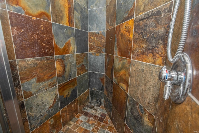 details with a tile shower