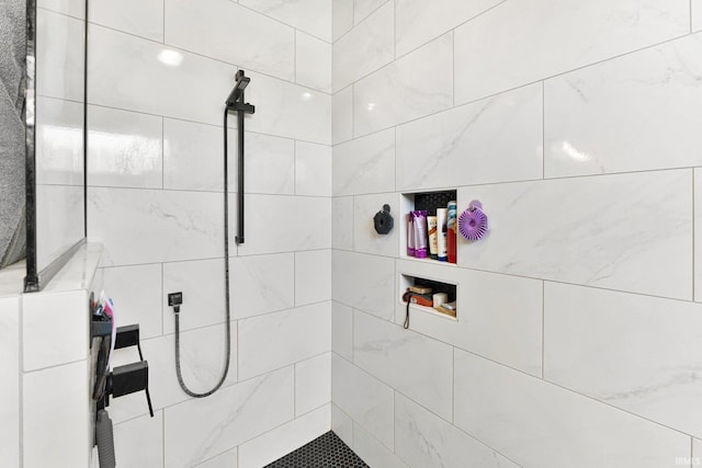 full bathroom featuring tiled shower