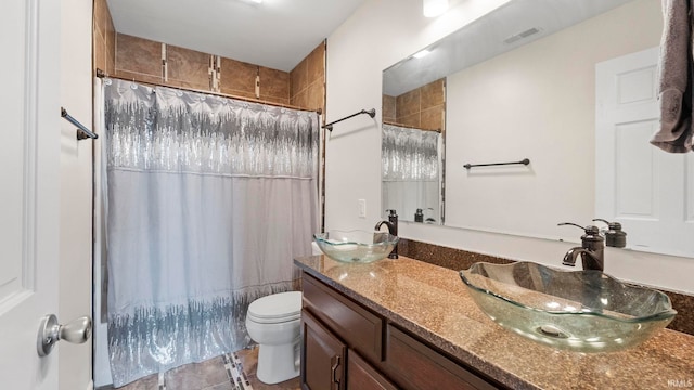 full bathroom with a shower with shower curtain, toilet, visible vents, and a sink