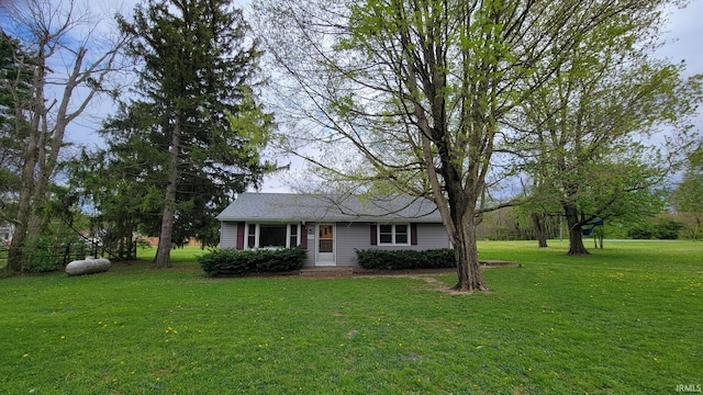 single story home with a front yard