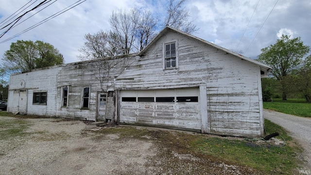 view of front facade featuring a garage and driveway
