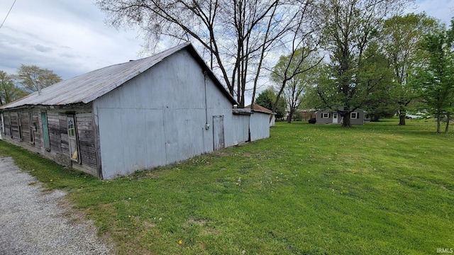 view of outdoor structure featuring an outbuilding