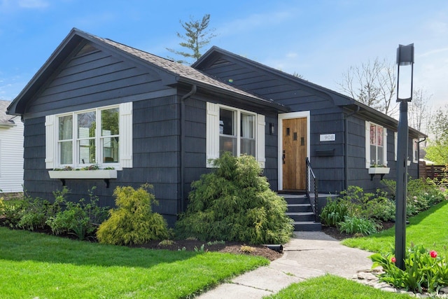 bungalow featuring a front lawn