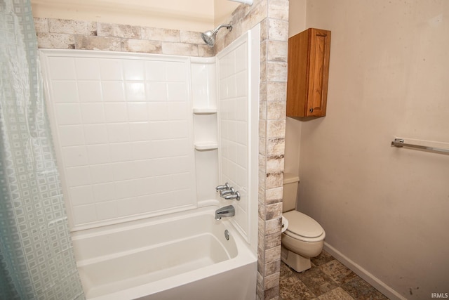 full bath featuring baseboards, shower / tub combo with curtain, and toilet