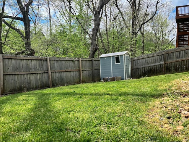 view of yard with a storage shed, an outdoor structure, and a fenced backyard