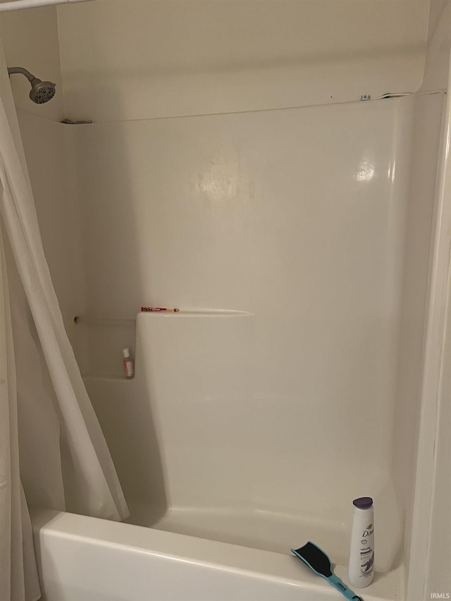 full bath with shower / tub combo with curtain