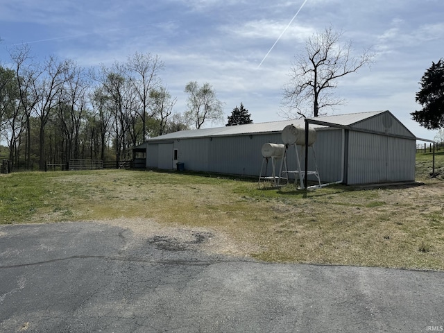 view of yard with fence and an outbuilding