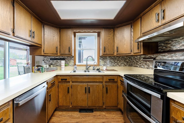 5155 E 200 N, Columbia City, IN 46725 - kitchen featuring light countertops, a sink, under cabinet range hood, and stainless steel appliances