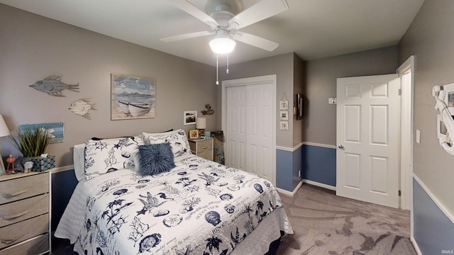 bedroom featuring carpet floors, baseboards, ceiling fan, and a closet