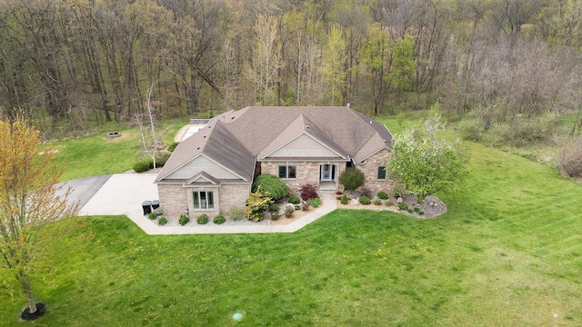 birds eye view of property featuring a forest view