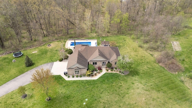 bird's eye view featuring a wooded view