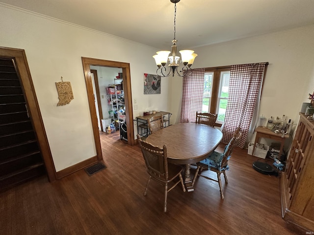 dining area featuring visible vents, ornamental molding, dark wood-style flooring, baseboards, and a notable chandelier