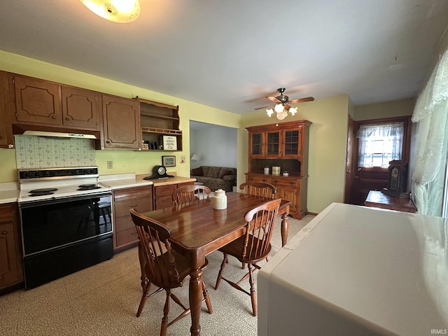dining room with ceiling fan
