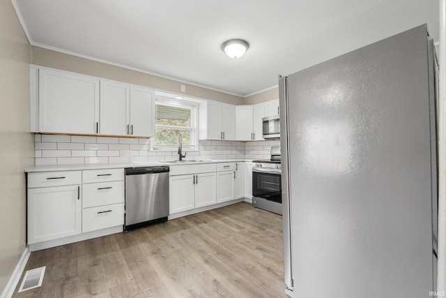 1743 Franklin Ave, Fort Wayne, IN 46808 - kitchen featuring backsplash, visible vents, a sink, stainless steel appliances, and light wood-style flooring