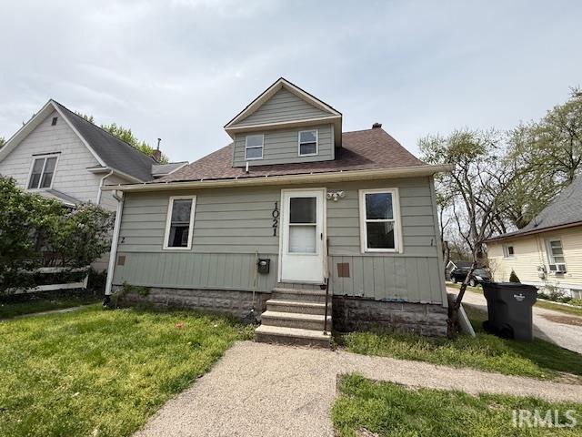 1021 Princeton St, Elkhart, IN 46516 - bungalow-style house featuring a shingled roof, a front lawn, and entry steps