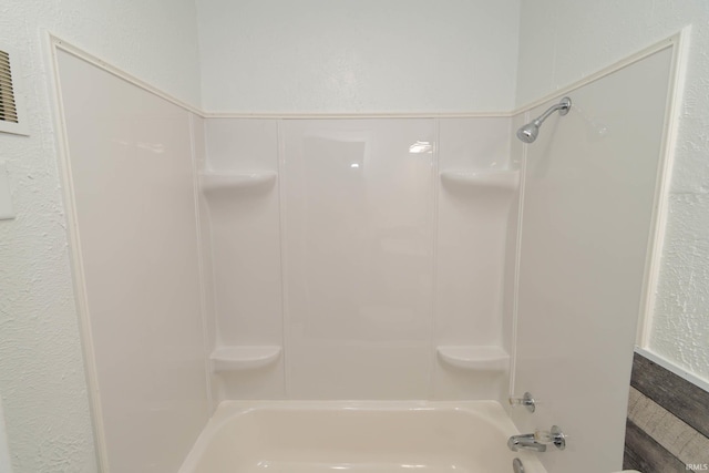bathroom with tub / shower combination