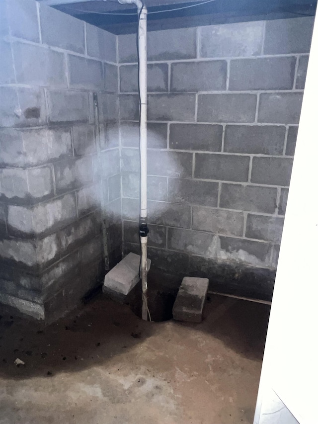 bathroom featuring concrete floors
