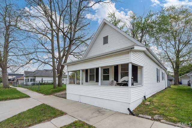 730 S Bell St, Kokomo, IN 46902 - view of front of property featuring covered porch, fence, and a front yard
