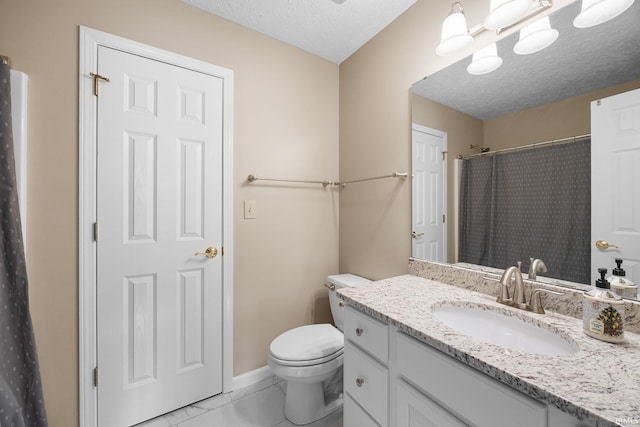 full bath with vanity, toilet, baseboards, a shower with shower curtain, and a textured ceiling