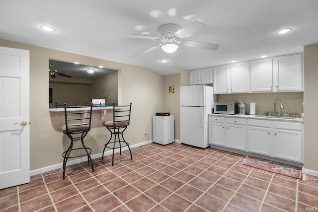 kitchen featuring recessed lighting, a sink, ceiling fan, and white appliances