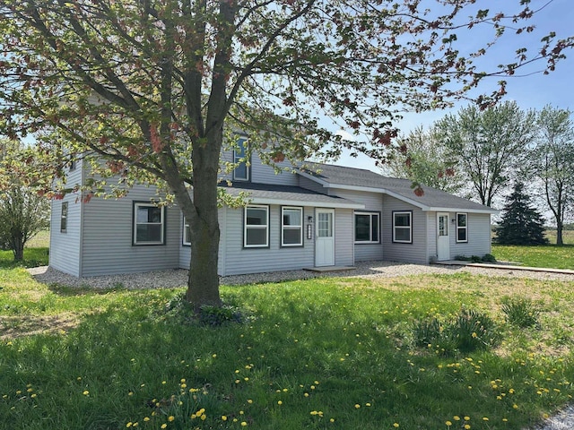view of front of property featuring a front lawn
