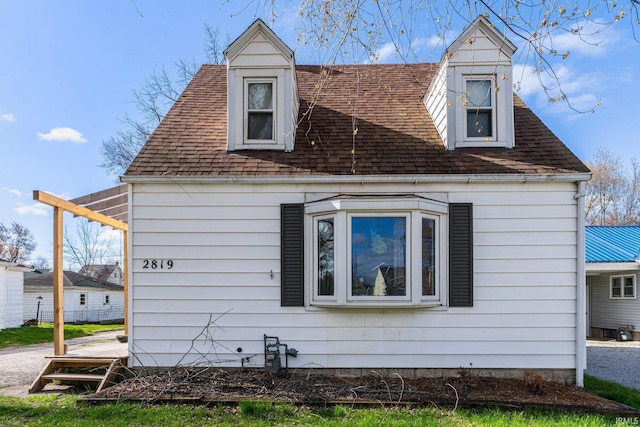 2819 Witchwood Dr, Fort Wayne, IN 46809 - view of side of home featuring a shingled roof