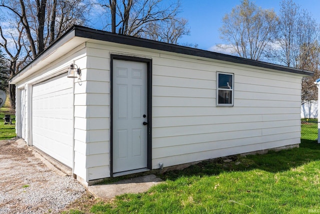 2819 Witchwood Dr, Fort Wayne, IN 46809 - detached garage with fence