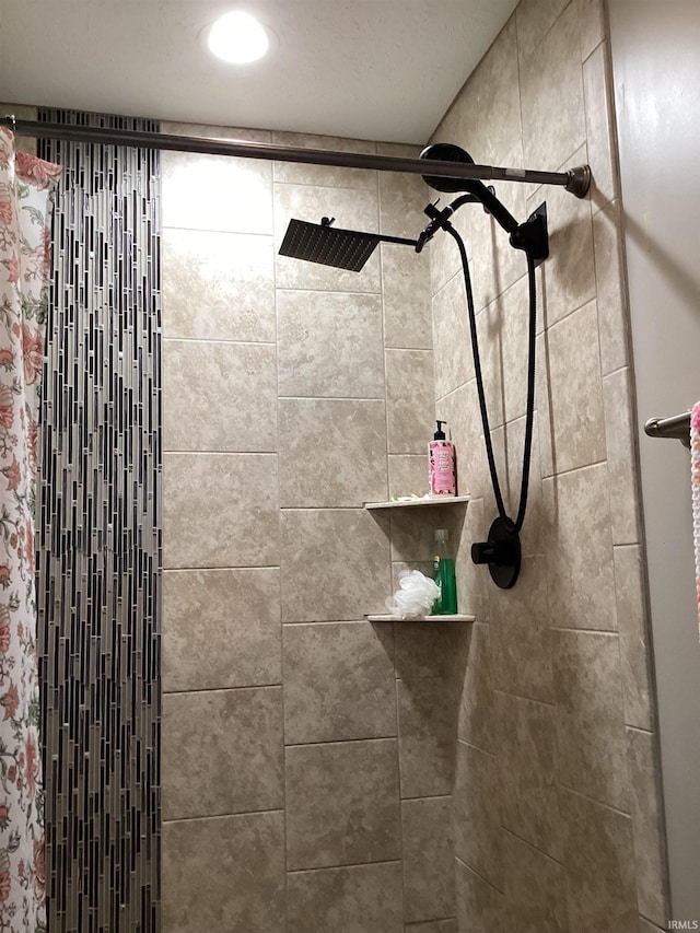room details featuring tiled shower