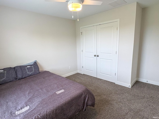 bedroom featuring carpet flooring, a ceiling fan, baseboards, visible vents, and a closet