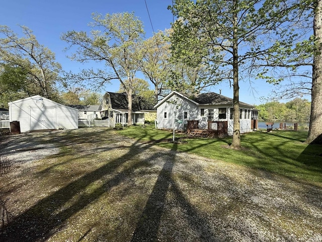 view of grassy yard featuring an outdoor structure