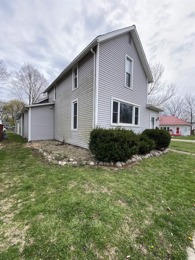 view of side of property featuring a lawn