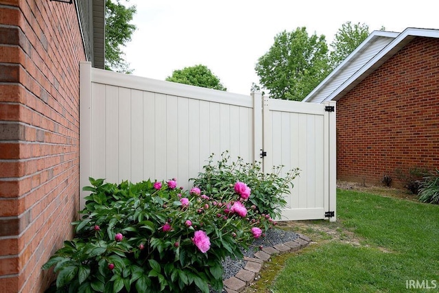 3701 Wethersfield Dr, Evansville, IN 47725 - view of yard with a gate and fence