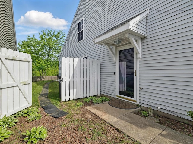 entrance to property with fence