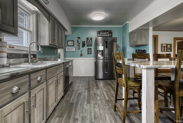 2165 S 625 W, South Whitley, IN 46787 - kitchen featuring a sink, a wainscoted wall, ornamental molding, and stainless steel refrigerator with ice dispenser
