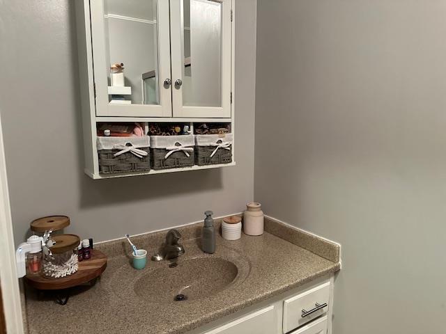 8615 Timbermill Pl, Fort Wayne, IN 46804 - bathroom with vanity