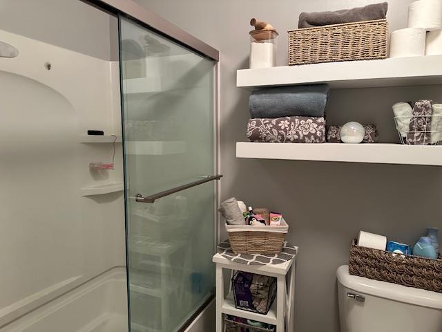8615 Timbermill Pl, Fort Wayne, IN 46804 - full bath with an enclosed shower and toilet