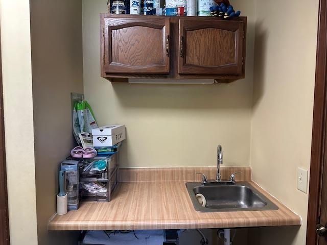 8615 Timbermill Pl, Fort Wayne, IN 46804 - interior space featuring a sink, dark brown cabinetry, and wet bar