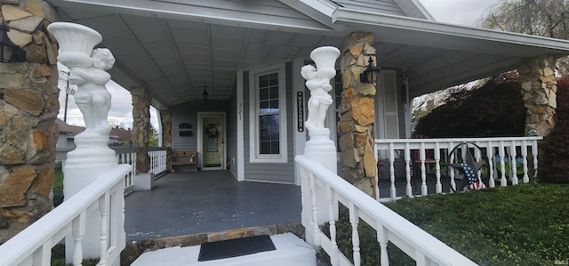 321 S Court St, Sullivan, IN 47882 - doorway to property featuring a porch