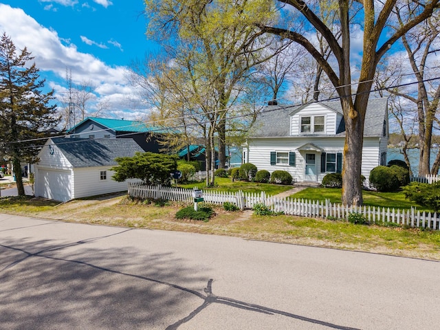 view of front of house featuring a fenced front yard