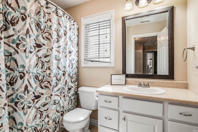 full bath with toilet, visible vents, curtained shower, and vanity