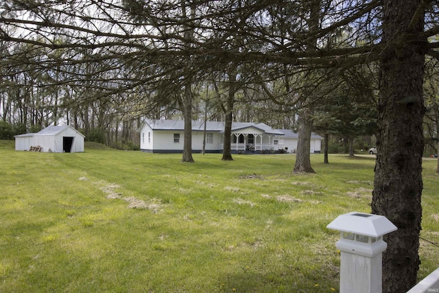 view of yard featuring a pole building and an outdoor structure