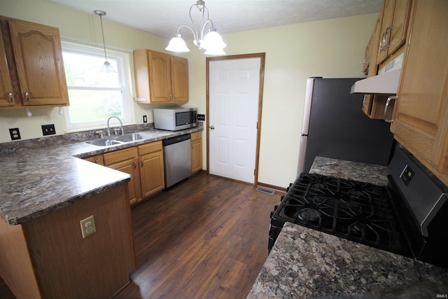 kitchen with pendant lighting, visible vents, a sink, appliances with stainless steel finishes, and dark wood-style floors