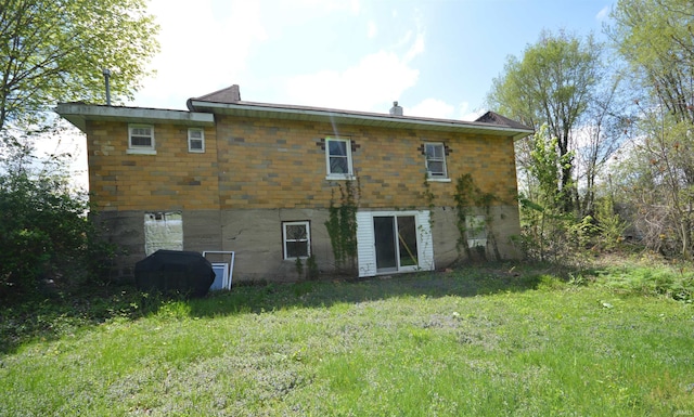 back of house featuring a lawn