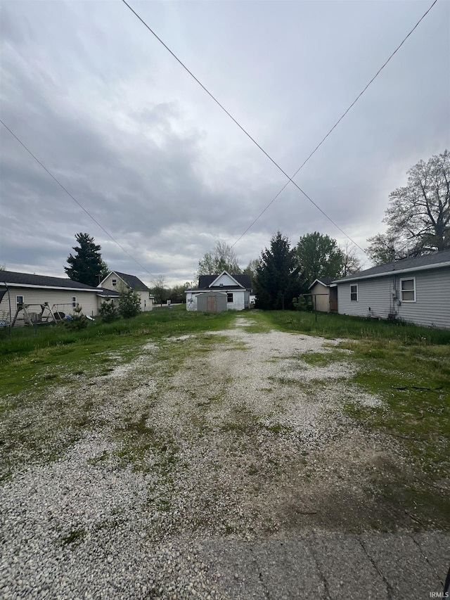 712 E Water St, Portland, IN 47371 - view of yard