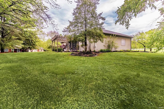 view of yard featuring a pergola