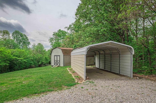 view of shed with a carport and gravel driveway